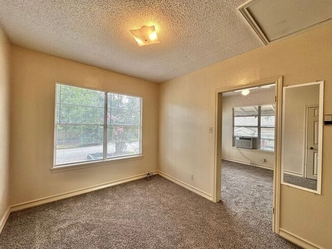 Building Photo - Available Now! Refreshed 1 Bedroom 1 Bath ...