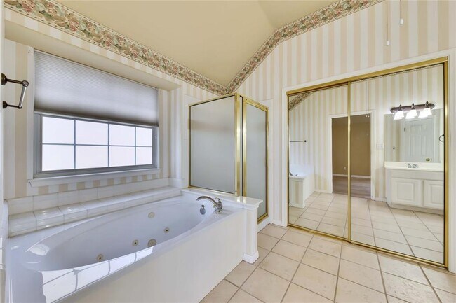 Building Photo - 2721 Butler National Dr