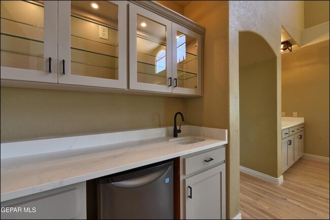 Building Photo - 6732 Pearl Ridge Dr