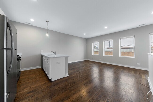 Building Photo - 2431 W 24th St