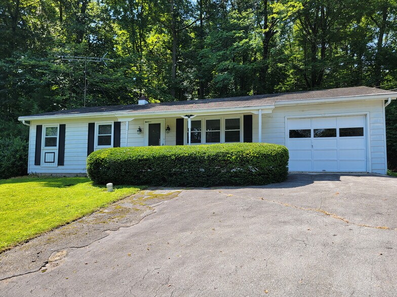 Building Photo - 661 Lauschtown Rd