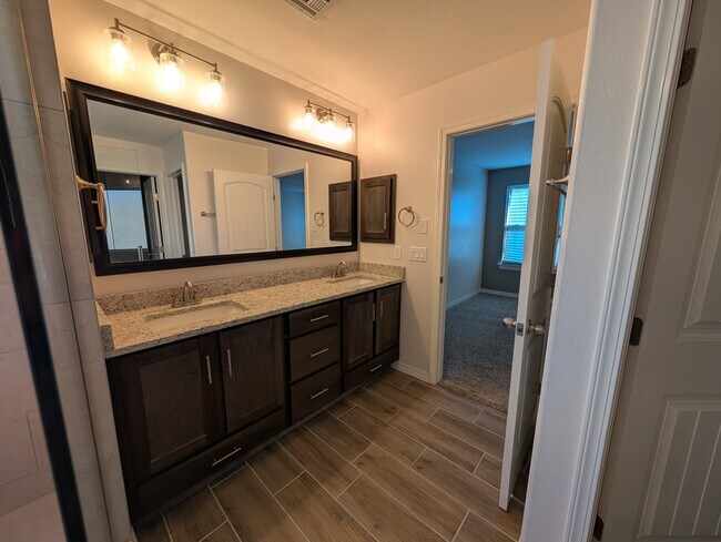 Building Photo - 517 La Entrada Cir