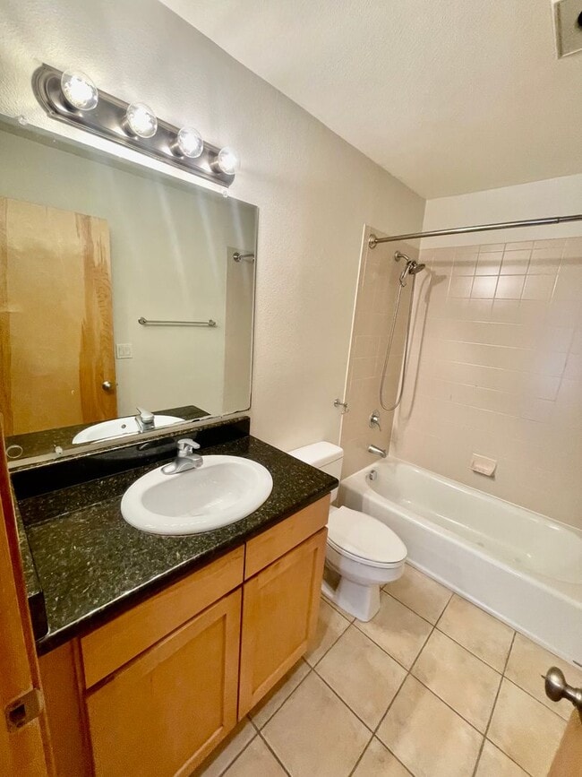 Building Photo - Top-Floor Riverfront Living with Broadway Bridge Views | 2 Bed + 2 Bath + Parking