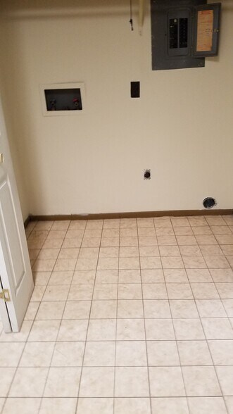 Washer and dryer area - 301 E Elizabeth St