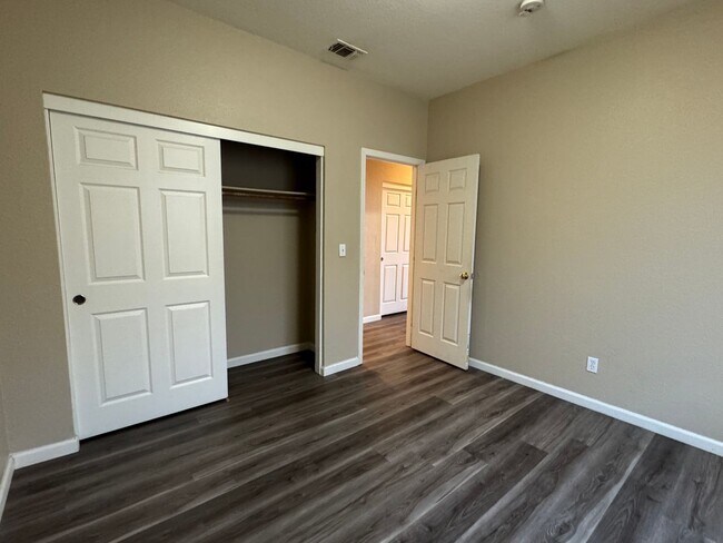 Building Photo - Four Bed, Two Bath Home Close to Hwy 99 an...