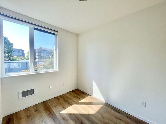 Building Photo - Spacious Modern Townhome in UD!!
