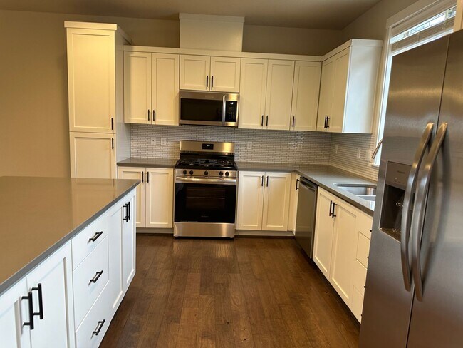 Building Photo - BEAUTIFUL CONTEMPORARY HOME IN BETHANY