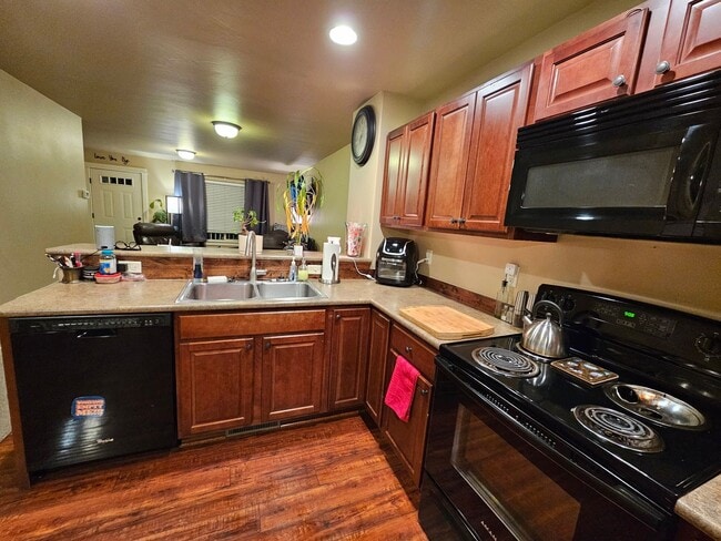 Building Photo - 3 Bedroom 2.5 bath condo located in Four Corners