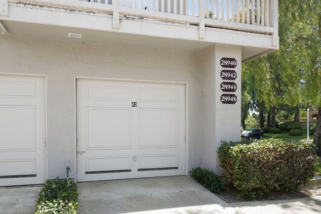 Building Photo - Spacious 2 Bedroom with Loft!