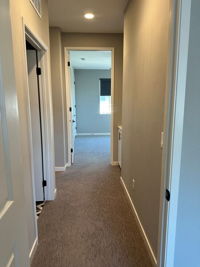 Building Photo - 2 Bed/2.5 Bath, South Temecula Townhome
