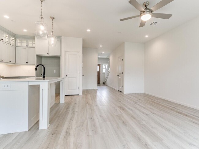 Building Photo - Luxury, Zero Maintenance Living Edmond Townhome