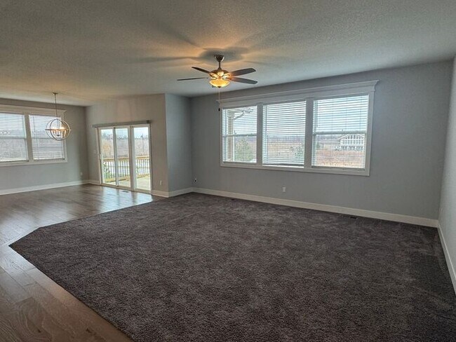 Building Photo - Luxury 5BR 4 BA Home w/ Pool and Clubhouse Access in GREAT location!