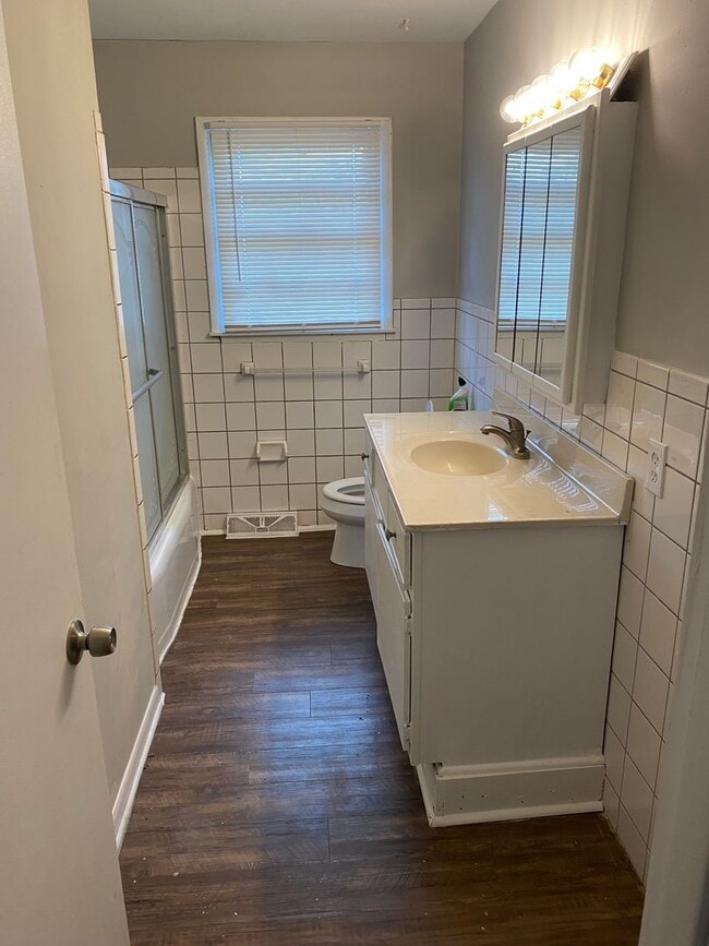 Building Photo - 3 bedroom single family home with huge bon...