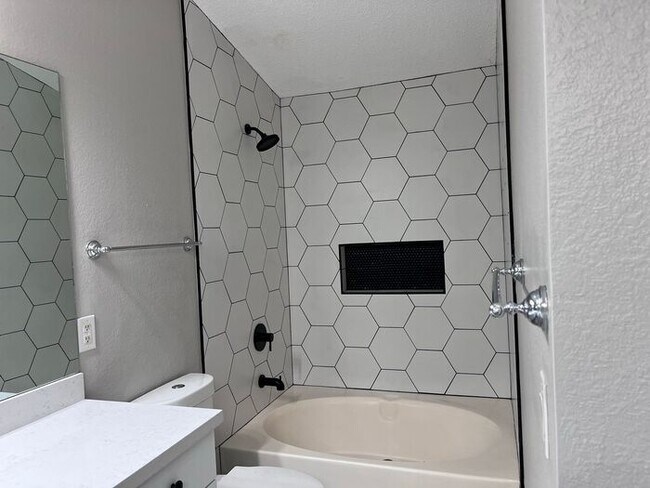 Building Photo - MOVE IN SPECIALS!! Lovely 3BD-2BA Gilbert ...