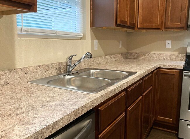 Building Photo - Roomy 3BR Home in NW Jacksonville – 2.5 Ba...