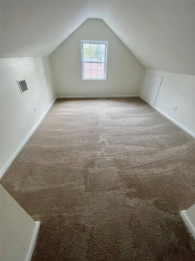 Building Photo - 302 Moody St