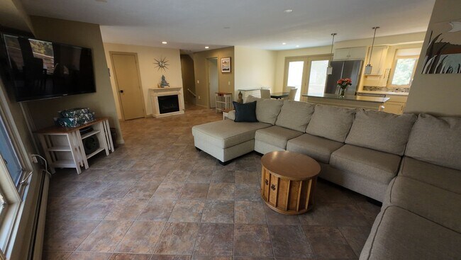 Building Photo - Beautifully remodeled 3 bedroom, 2 bathroom single family in South Nashua
