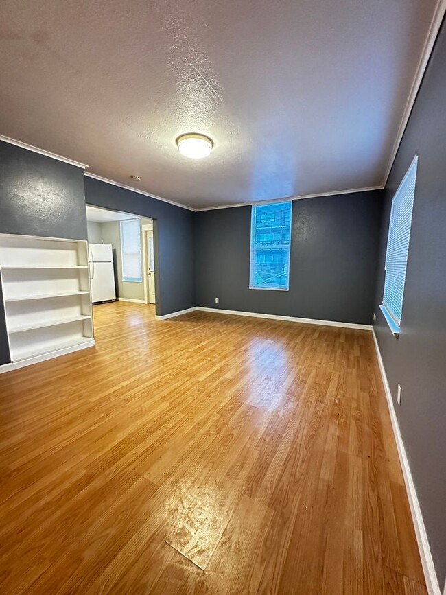 Building Photo - One Bedroom | One Bath The Dalles