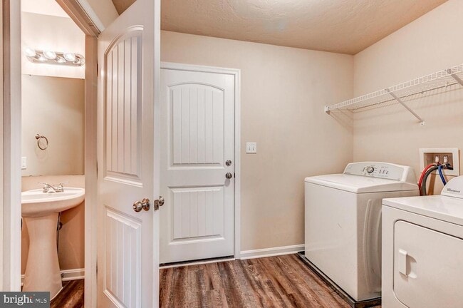 Building Photo - 180 Breezewood Dr