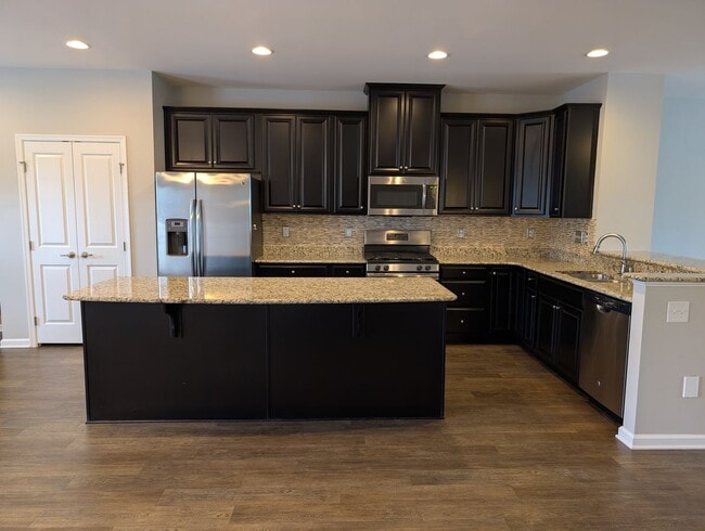 Building Photo - Move-in ready, Townhome Located in the Cit...
