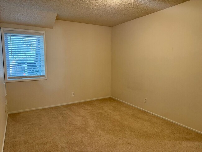 Building Photo - Refreshed Rental Rate One-Bedroom Condo Lo...