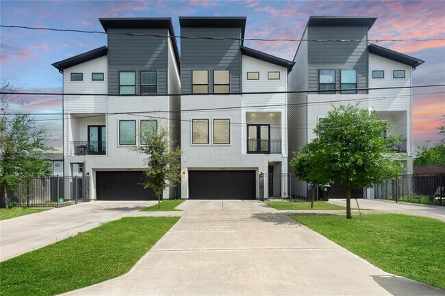 Primary Photo - 3013 Nagle St