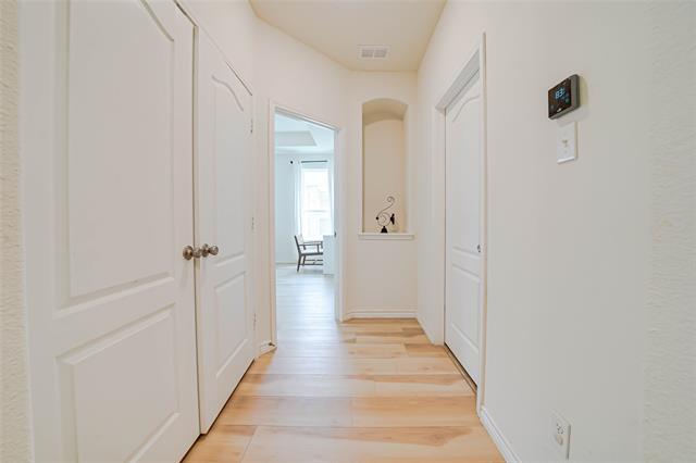 Building Photo - 405 Club House Dr