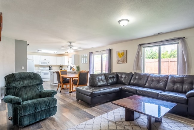 Building Photo - Large 4 Bedroom 2 Bathroom Pet Friendly Home
