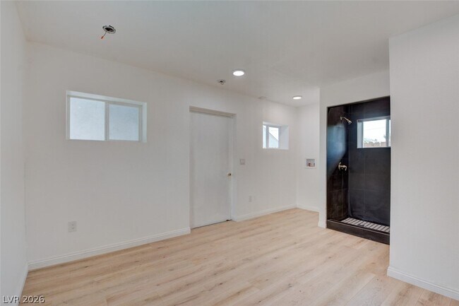 Building Photo - 1056 E Oakey Blvd