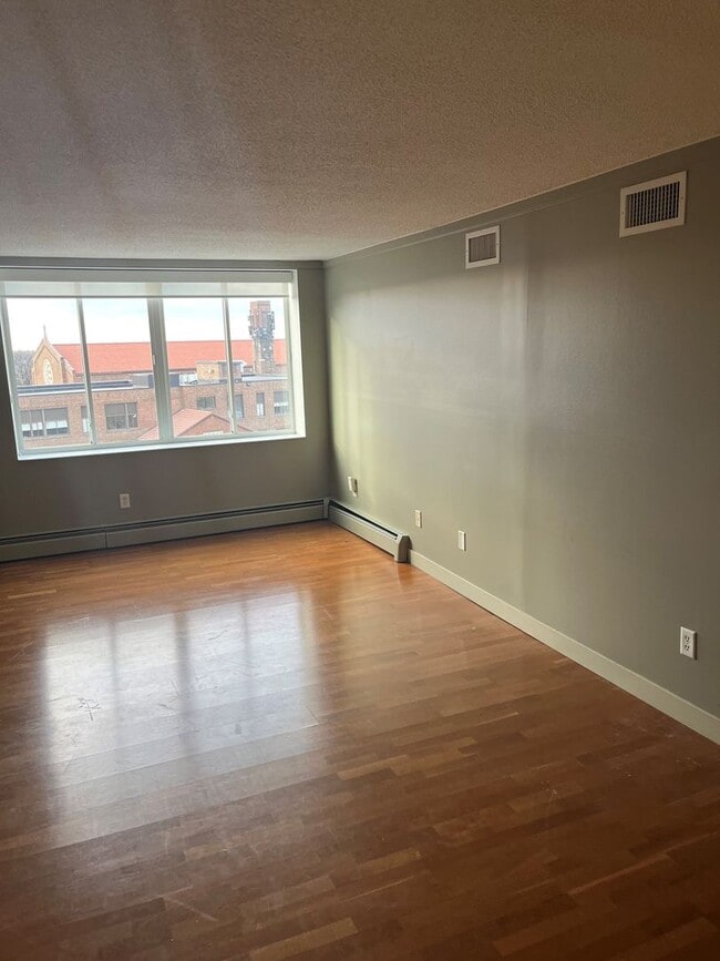 Building Photo - 2800 W 44th St