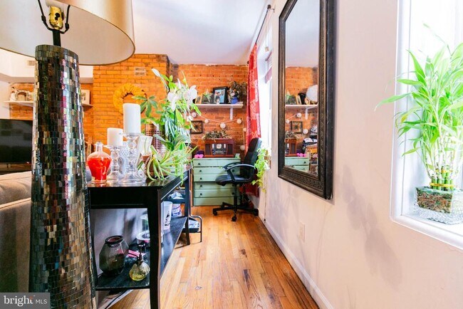 Building Photo - 535 E Girard Ave