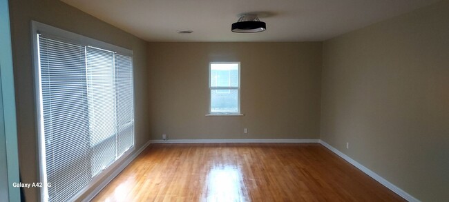 Building Photo - 308 Eola Dr