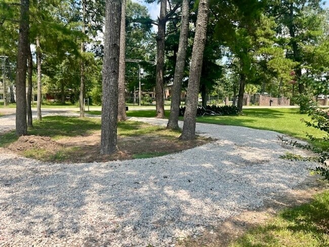 Building Photo - YOUR COUNTRY RETREAT IN THE CITY!