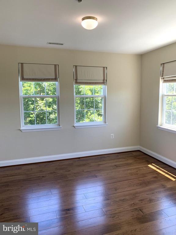 Building Photo - 400 Symphony Cir