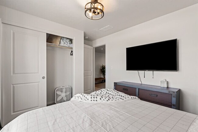 Building Photo - 347 S 10th Ave