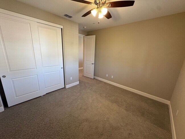 Building Photo - Spacious 4 Bed 3 Bath Tracy Home