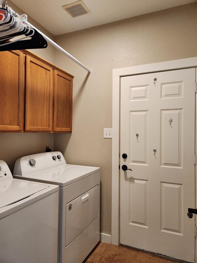 Building Photo - 207 Meadows Ln