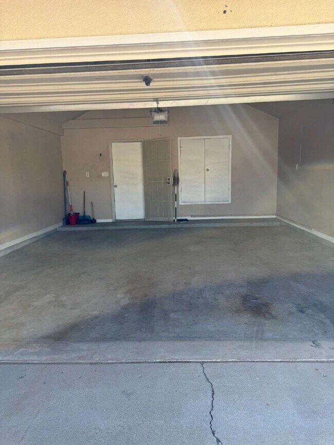Building Photo - "Charming 3-Bed, 2-Bath Oasis in El Paso -...