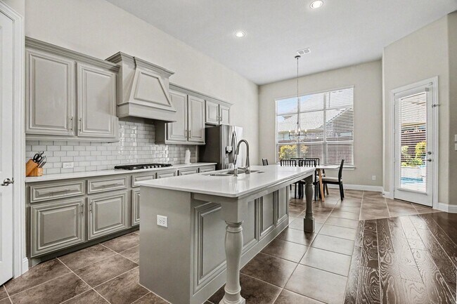 Building Photo - 3323 Royal Ridge Dr