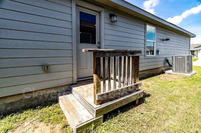 Building Photo - 2822 Millikan Dr