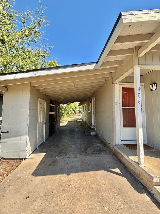 Building Photo - NOW AVAILABLE - 3 Bedroom home!
