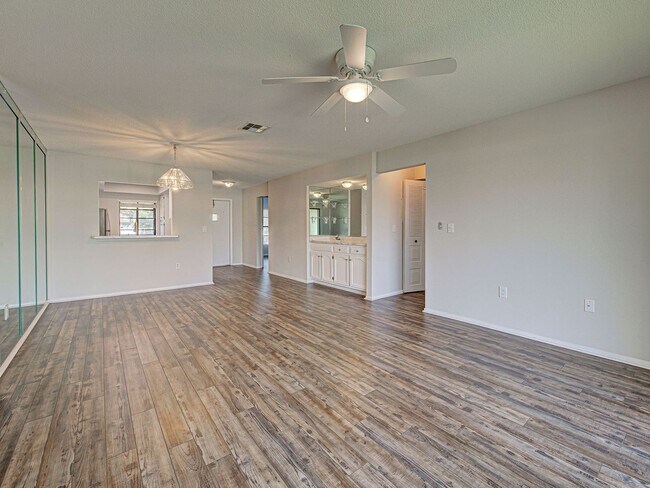 Building Photo - 2BD/2BA Mission Lakes Condo