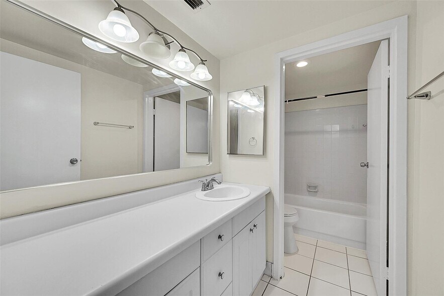 Building Photo - 8415 Forest Hills Dr