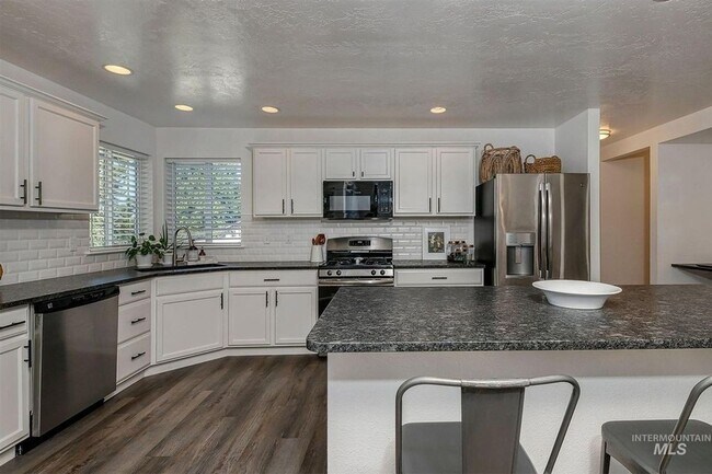Building Photo - Large 5 Bedroom 3 Bath Home in Meridian _ Dog Friendly!