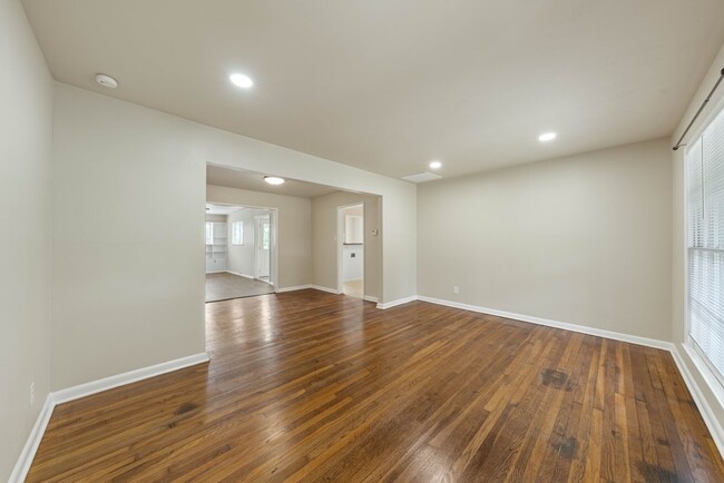 Building Photo - 310 Sumner Dr