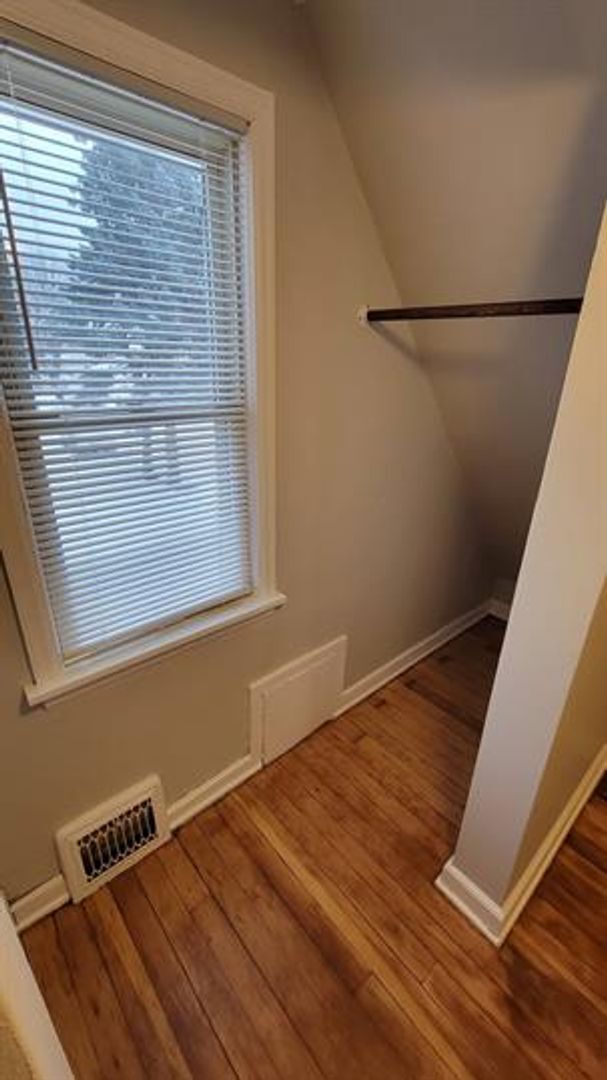 Building Photo - **Charming 1-Bedroom Plus Den Home with Modern Comforts**