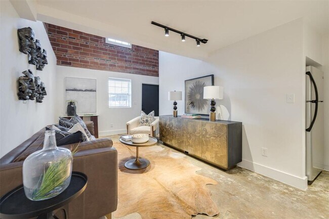 Building Photo - One bedroom loft in Midtown OKC!