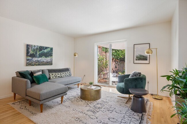 Building Photo - Cathedral Park Townhouse with BRAND-NEW Central A/C & Heat – 3 Bed, 2.5 Bath!