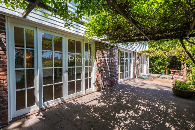 Building Photo - Riverfront Perfection with this Charming 3 Bedroom Lake Oswego Home!