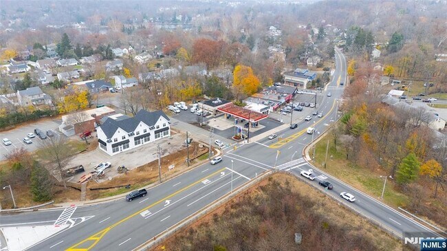 Building Photo - 445 Ramapo Valley Rd